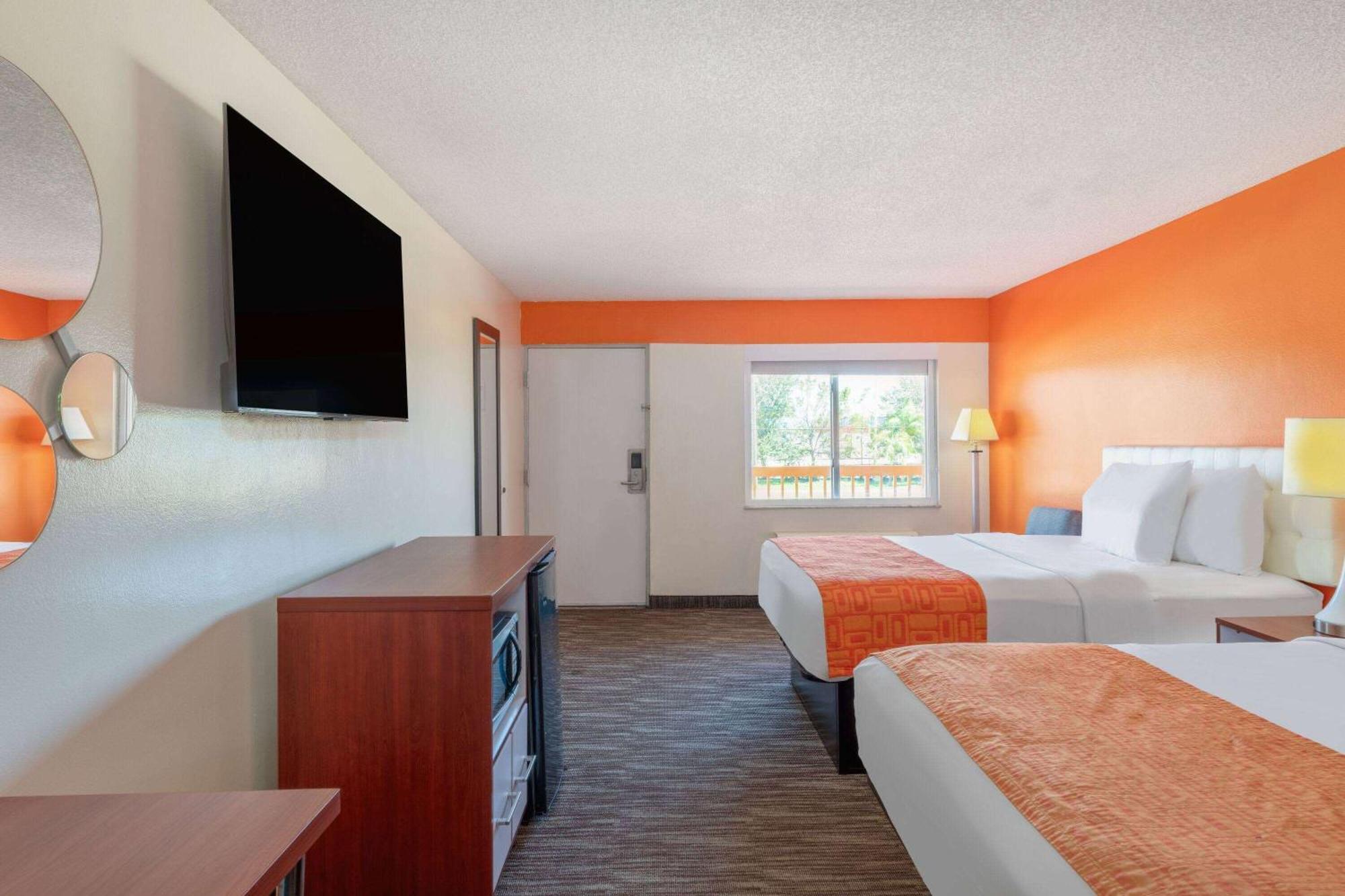 Howard Johnson By Wyndham Vero Beach/I-95 Exterior photo