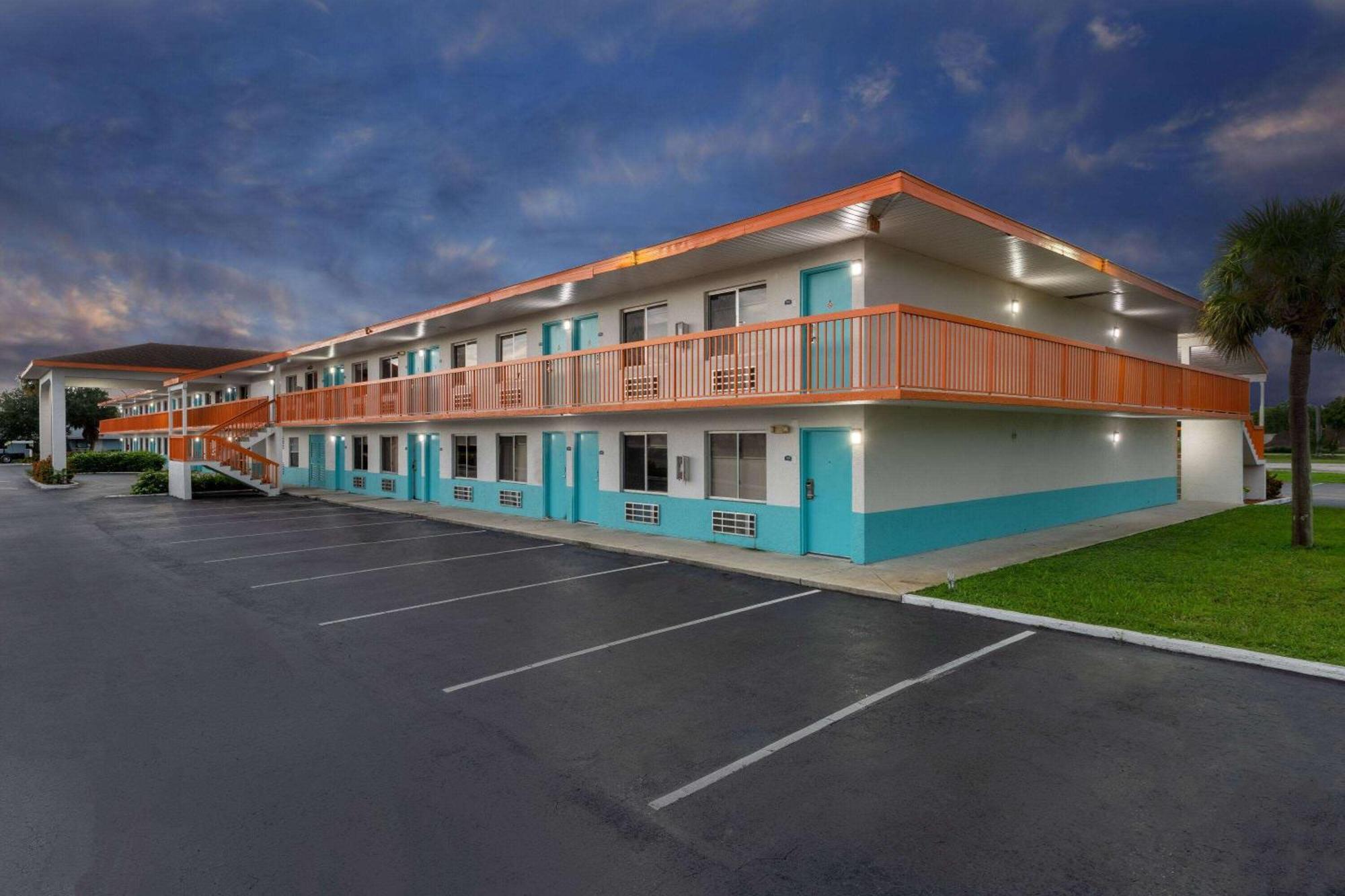 Howard Johnson By Wyndham Vero Beach/I-95 Exterior photo